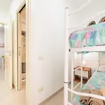 Queen's House 아파트 풀라